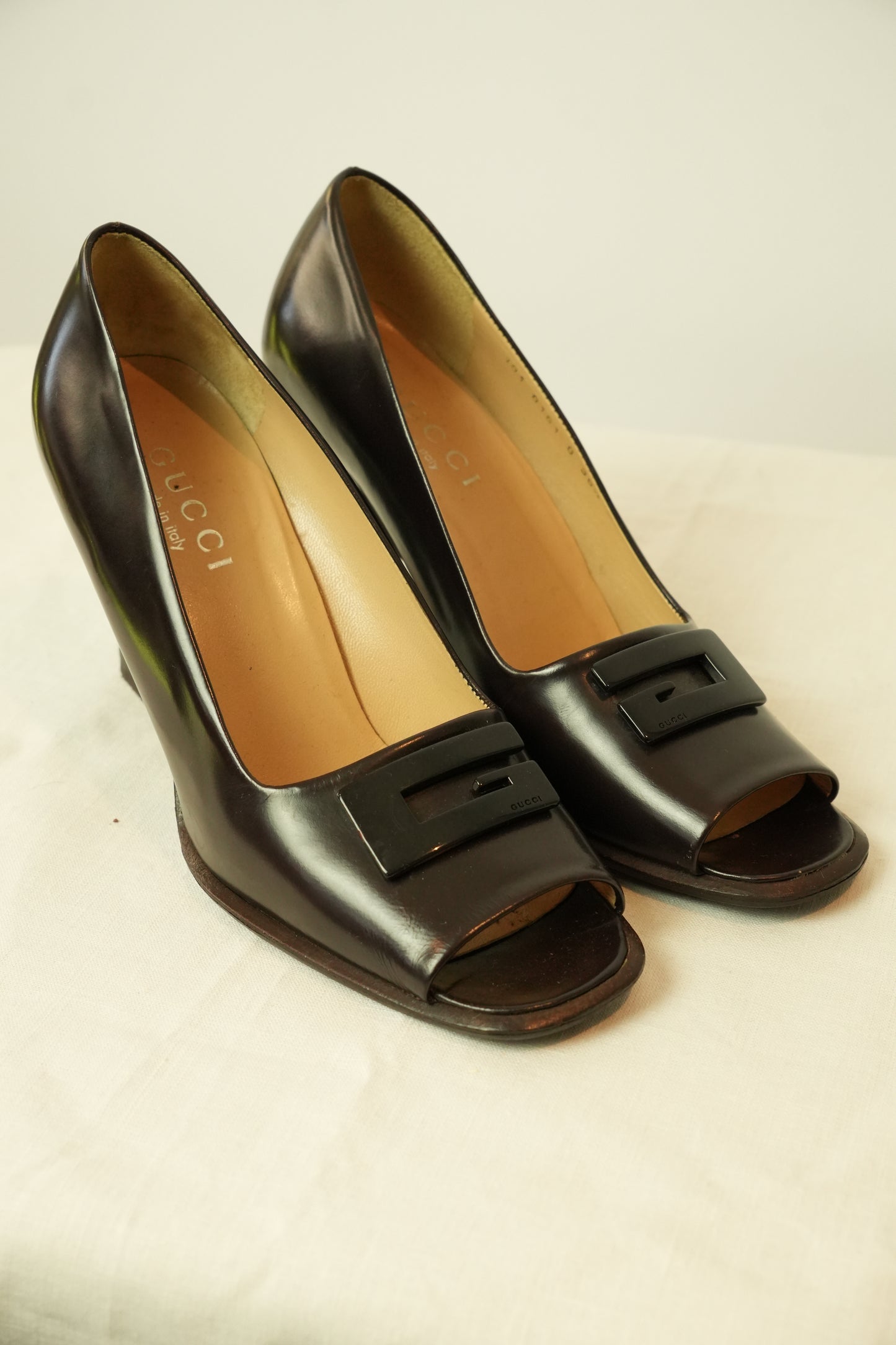 Gucci Brown Patent Leather Peeptoe Metal Logo Heels Sz36.5