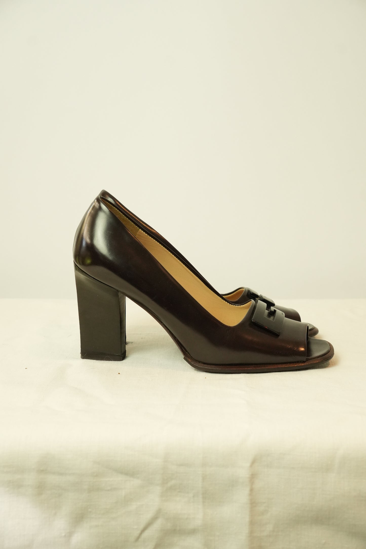 Gucci Brown Patent Leather Peeptoe Metal Logo Heels Sz36.5