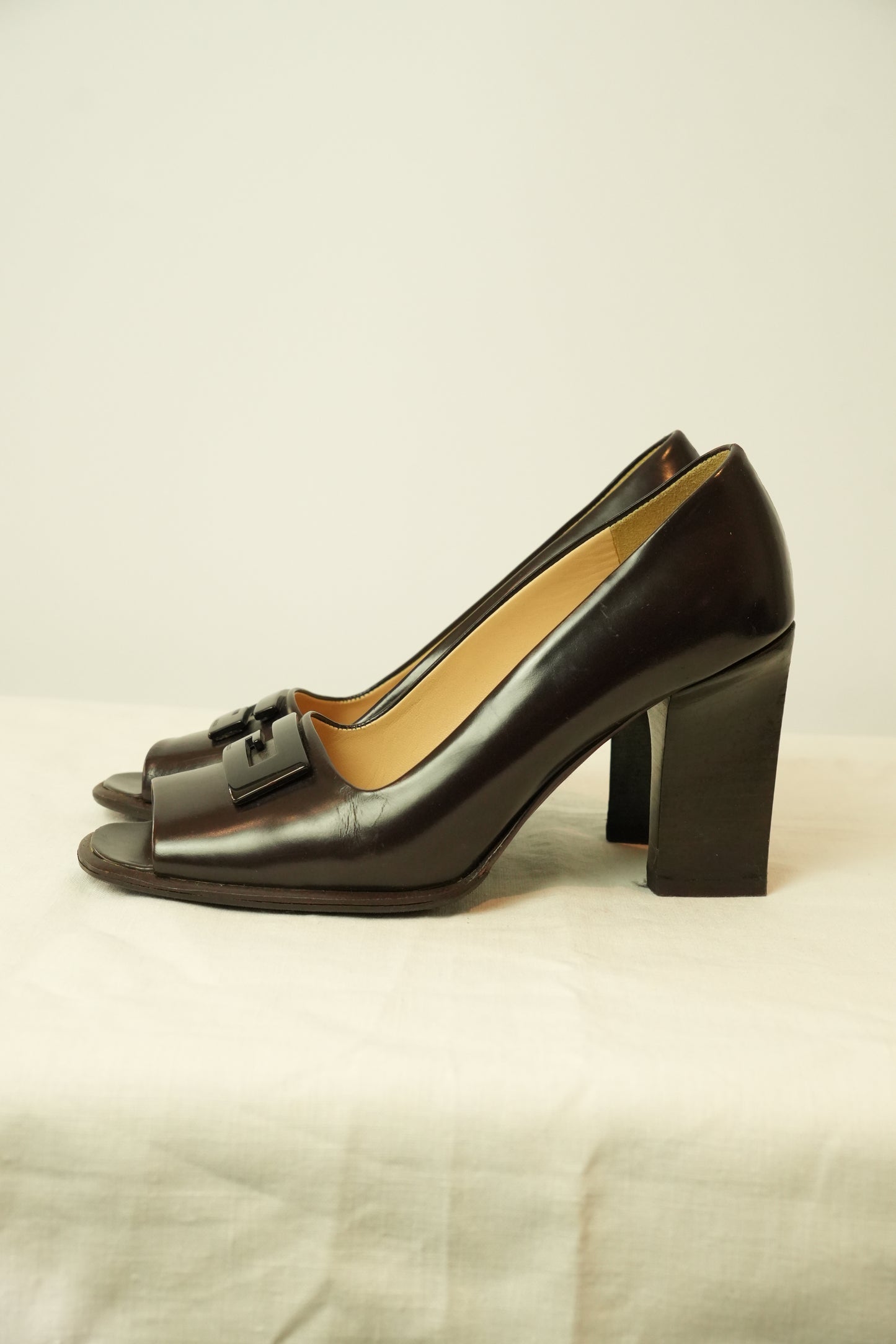Gucci Brown Patent Leather Peeptoe Metal Logo Heels Sz36.5