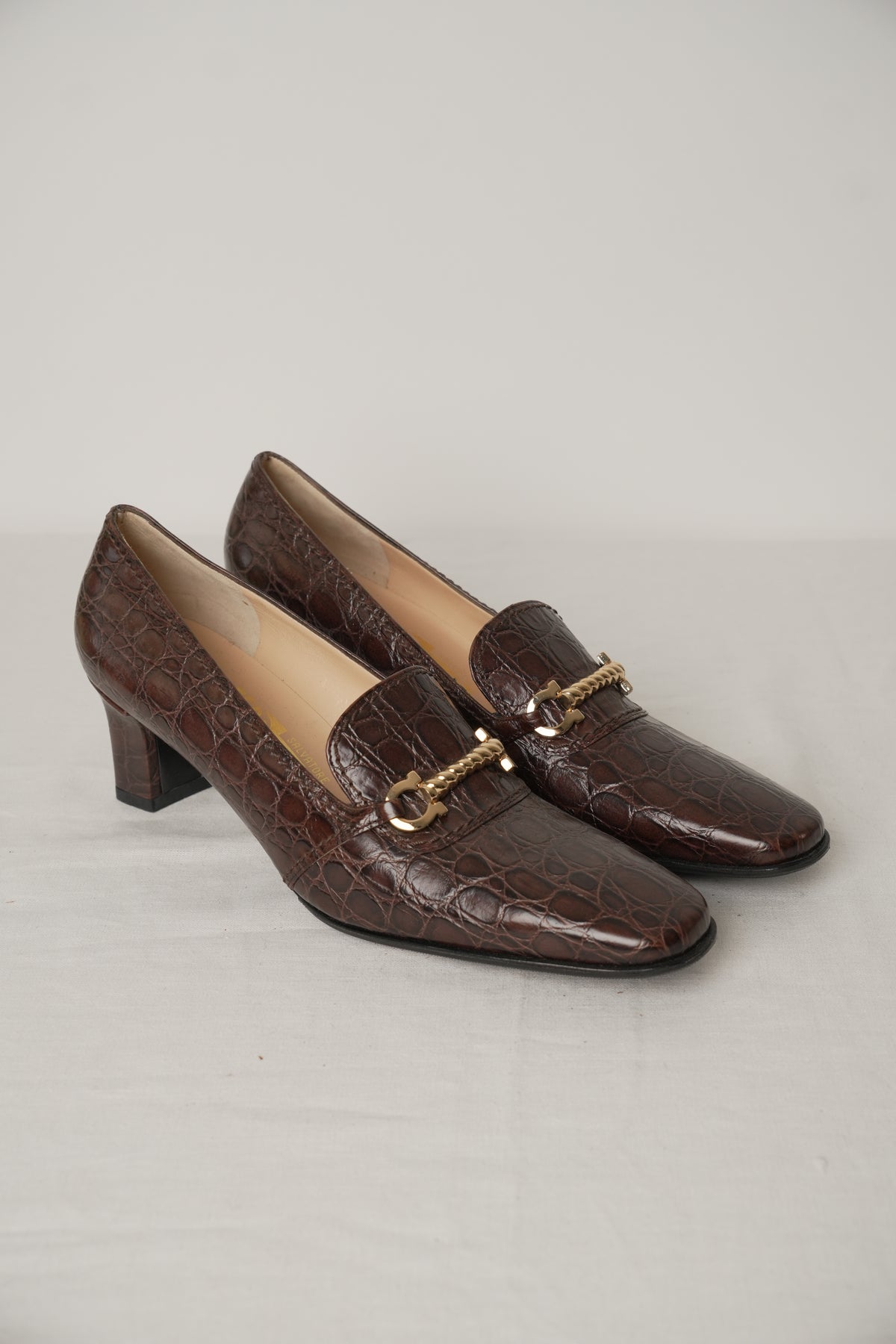 Salvatore Ferragamo Brown Crocodile Heeled Loafer with Gold Chain Heels Sz9 (US)