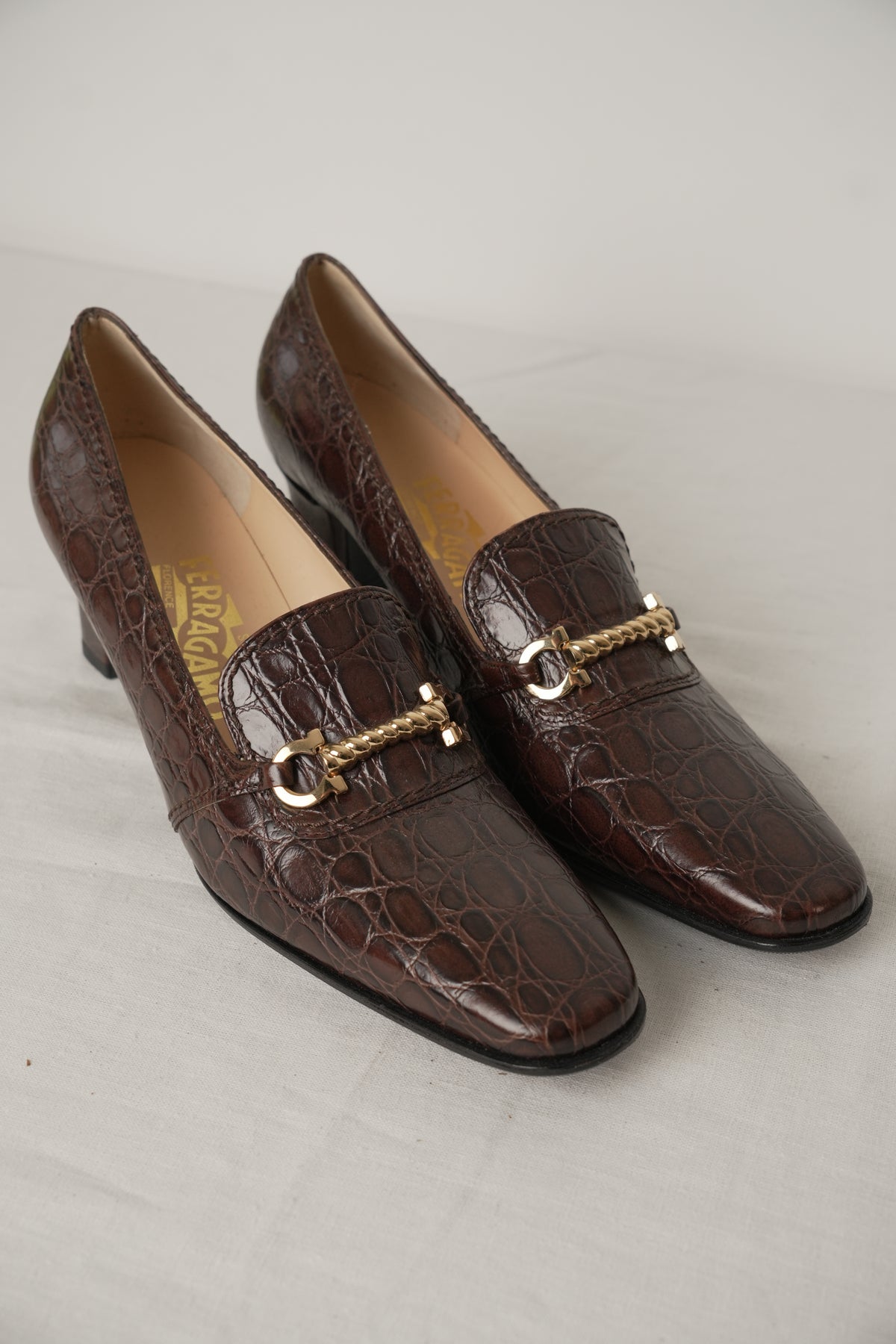 Salvatore Ferragamo Brown Crocodile Heeled Loafer with Gold Chain Heels Sz9 (US)