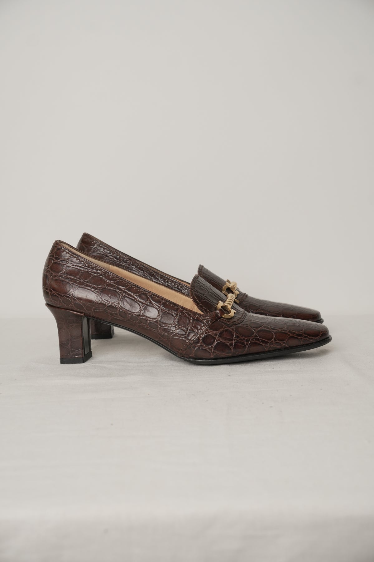 Salvatore Ferragamo Brown Crocodile Heeled Loafer with Gold Chain Heels Sz9 (US)