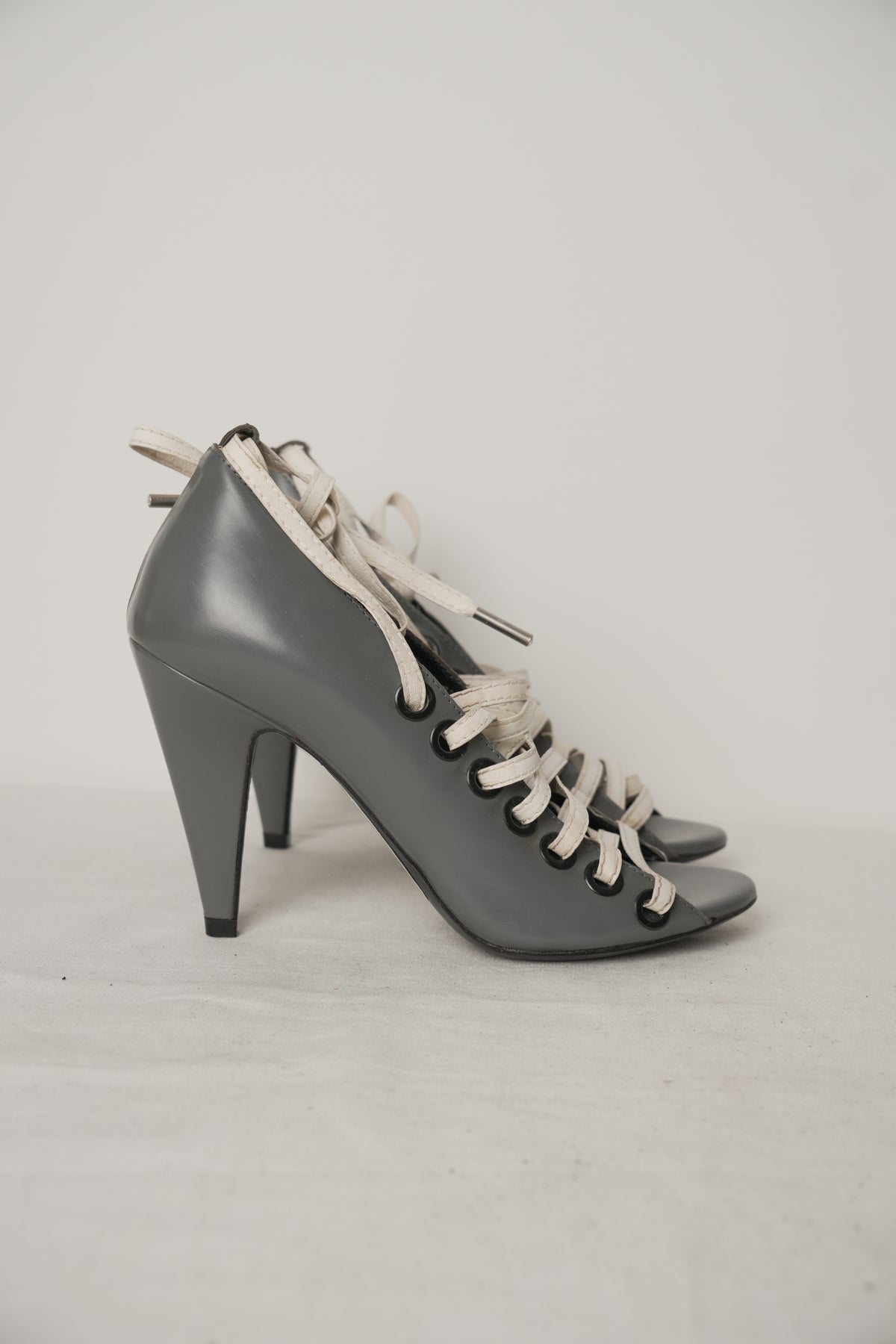 Balenciaga by Nicolas Ghesquiere Fall 2012 Lace Up Grey Leather Heels Sz35 Designed by Pierre Hardy