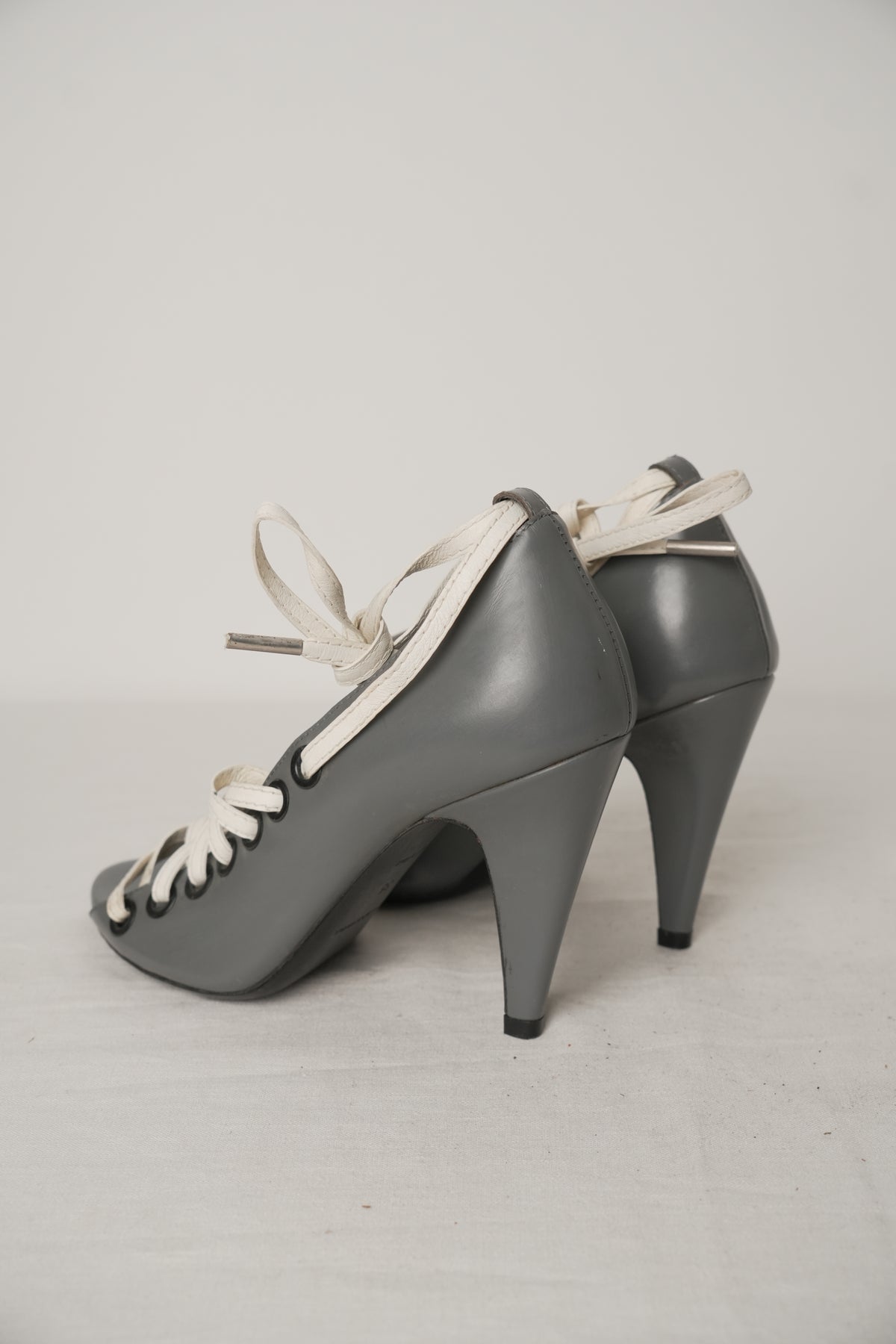 Balenciaga by Nicolas Ghesquiere Fall 2012 Lace Up Grey Leather Heels Sz35 Designed by Pierre Hardy