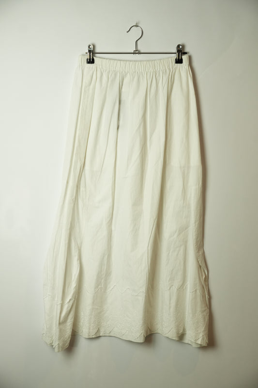 Robe de Chambre Comme Des Garcons White Poplin Embroidered Hem Skirt AD1998