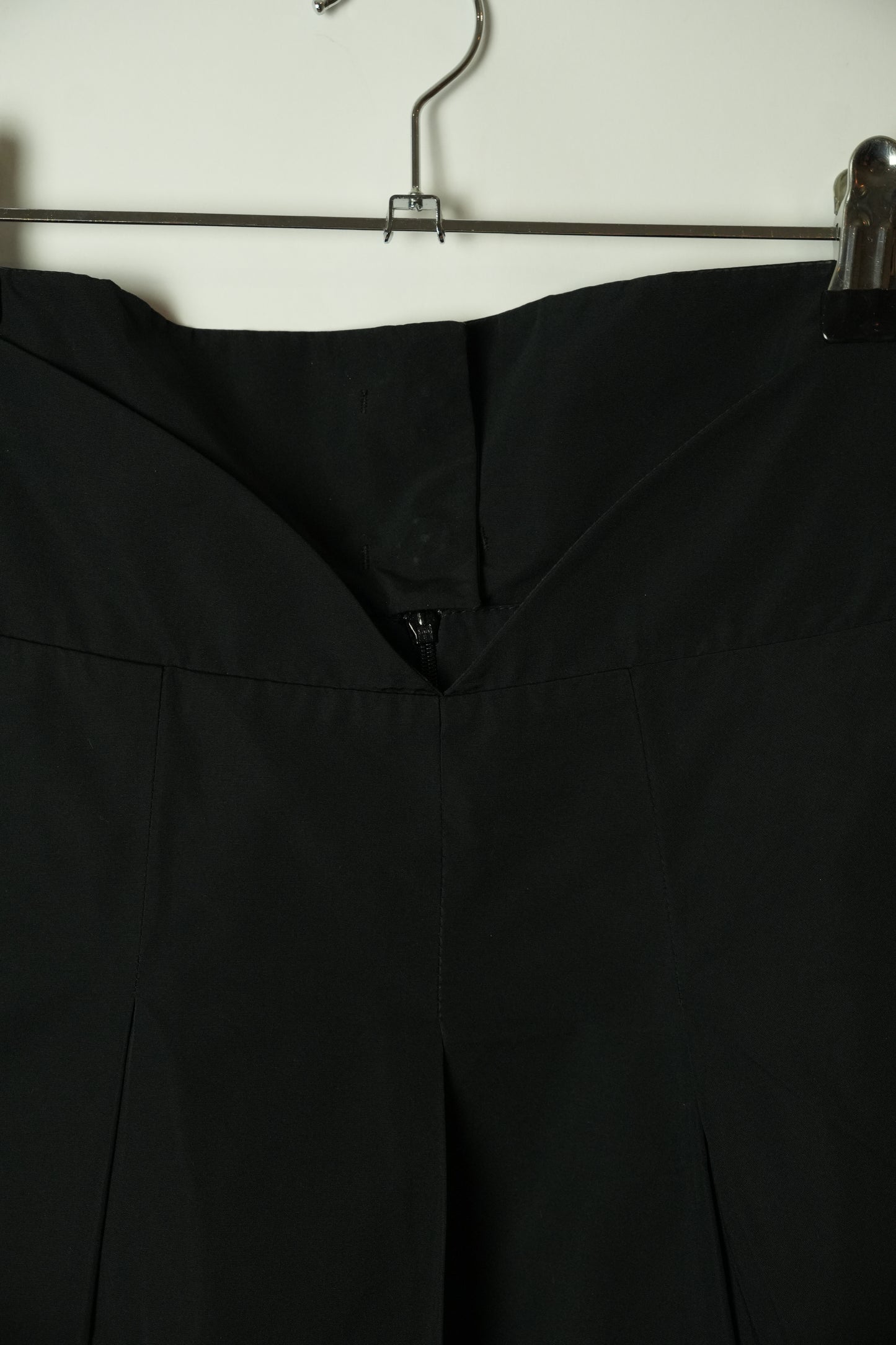 Max Mara Nylon Pleated Skirt w Front Scoop Waist